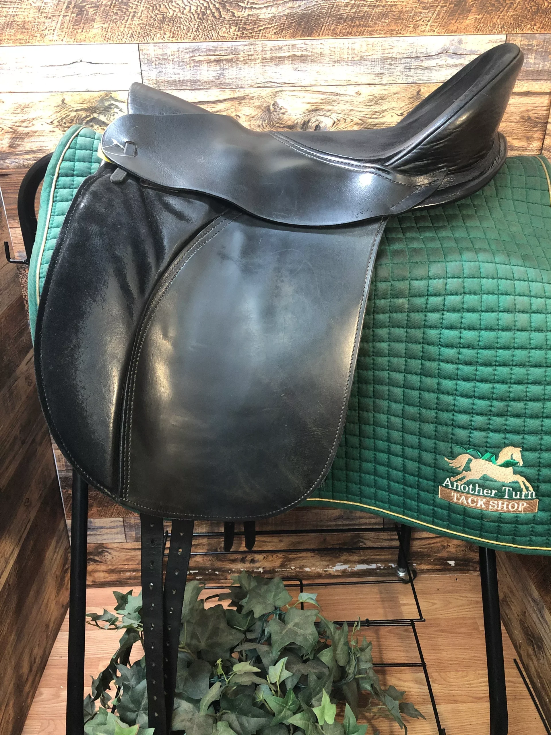 17" Ansur Treeless Saddle