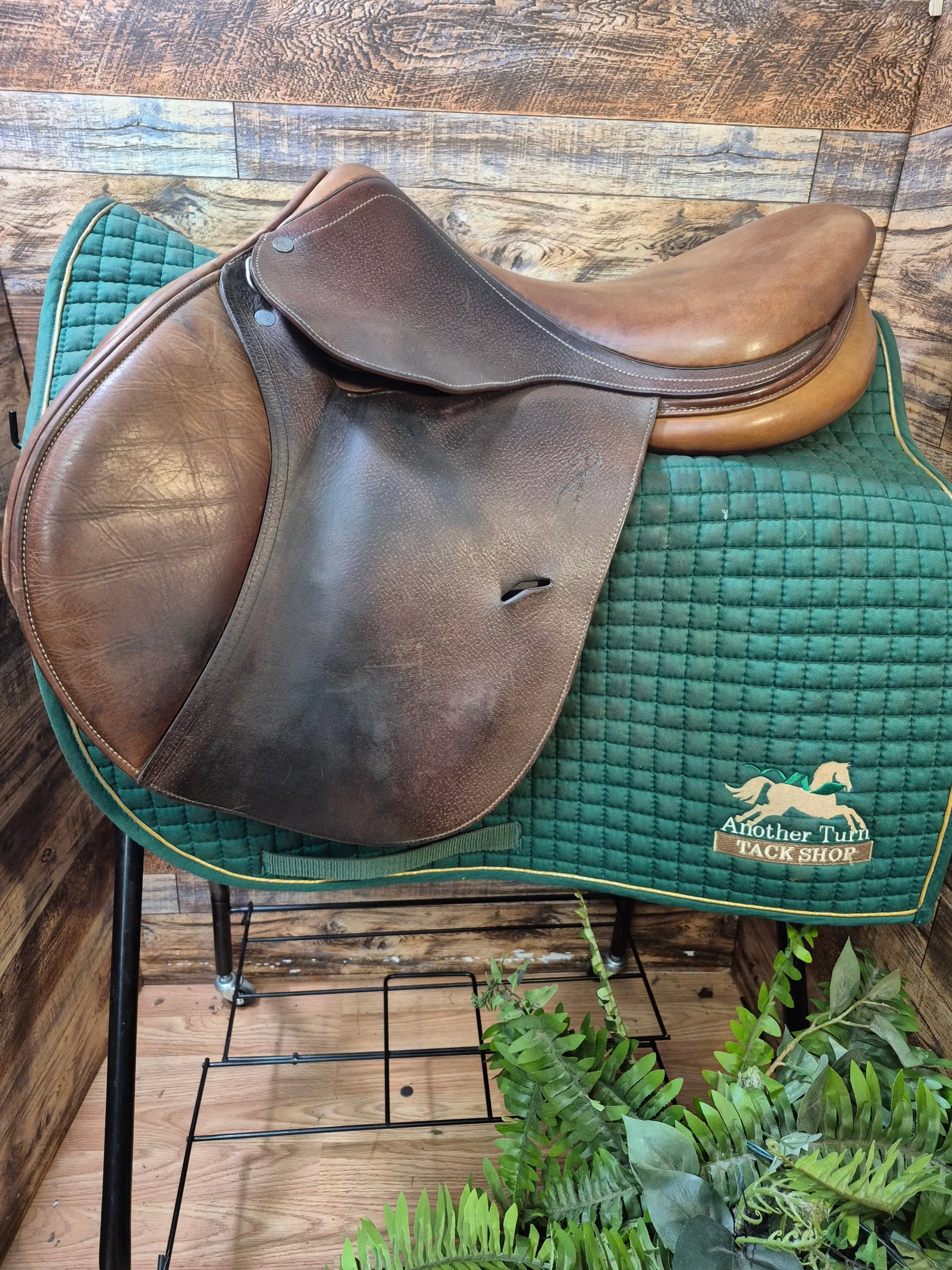 17" Antares Close Contact Saddle
