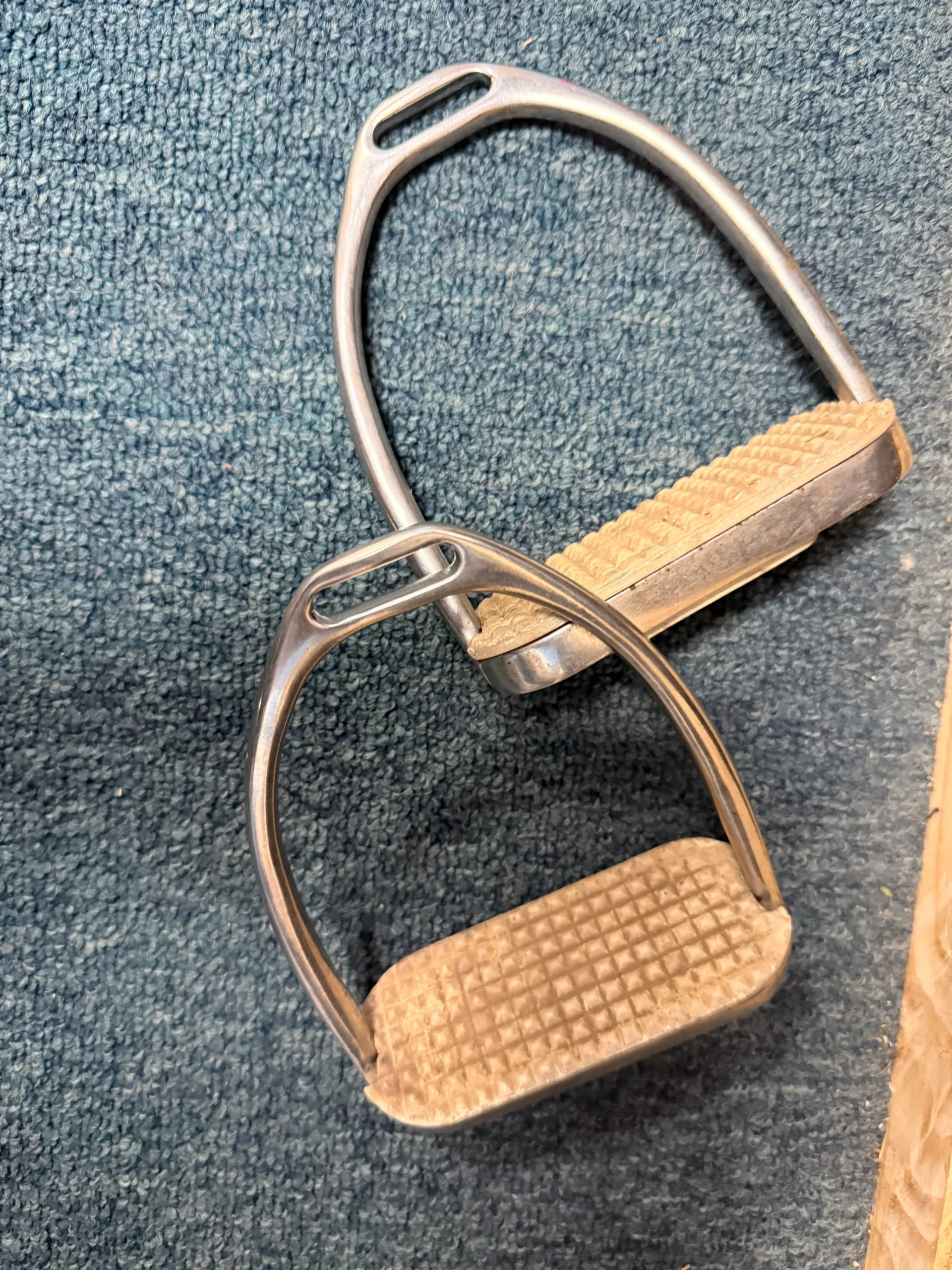 4.25" Foot bed hinged English stirrup