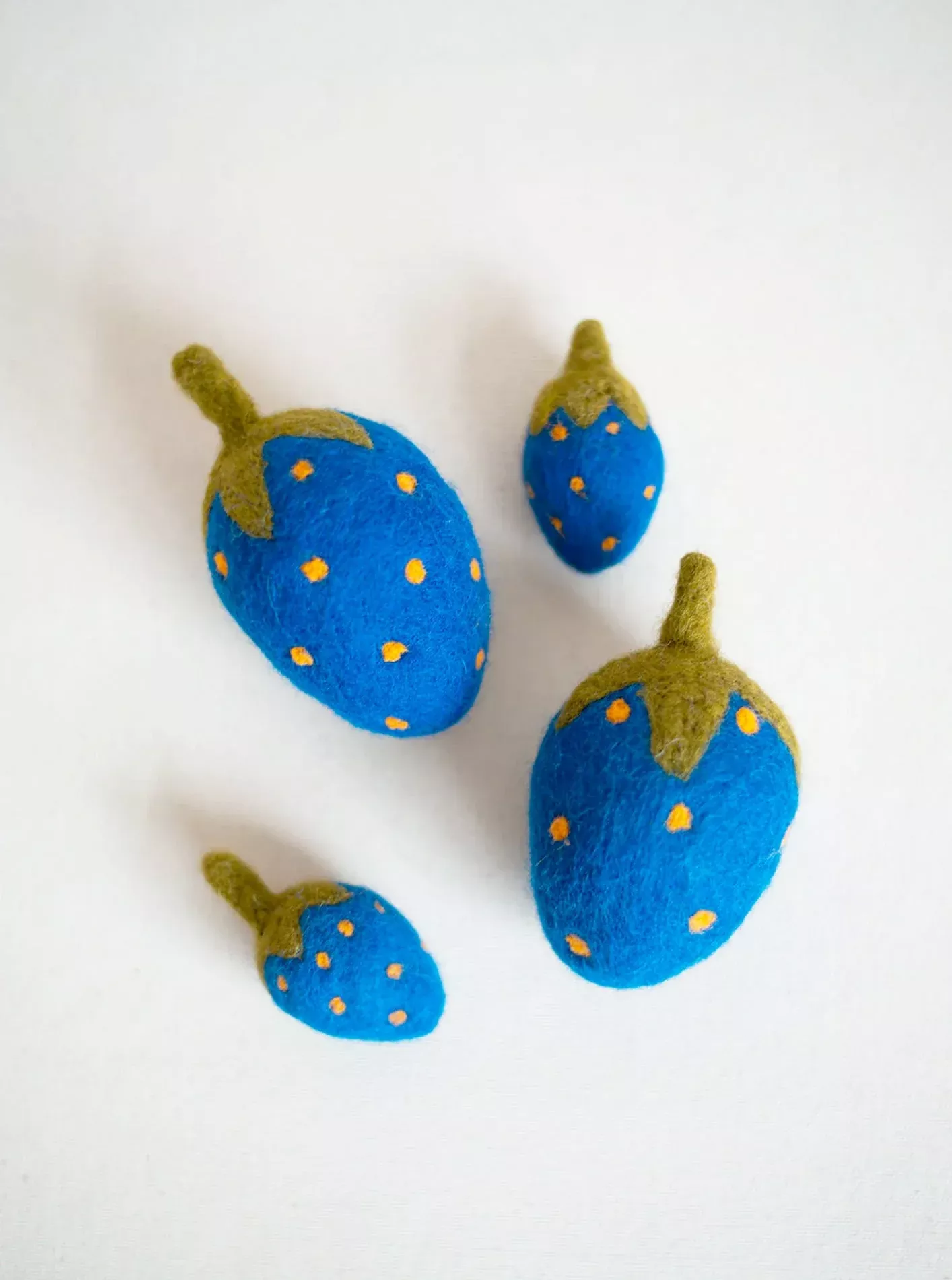 MODERNBEAST - Blue Strawberry Wool Dog Toy