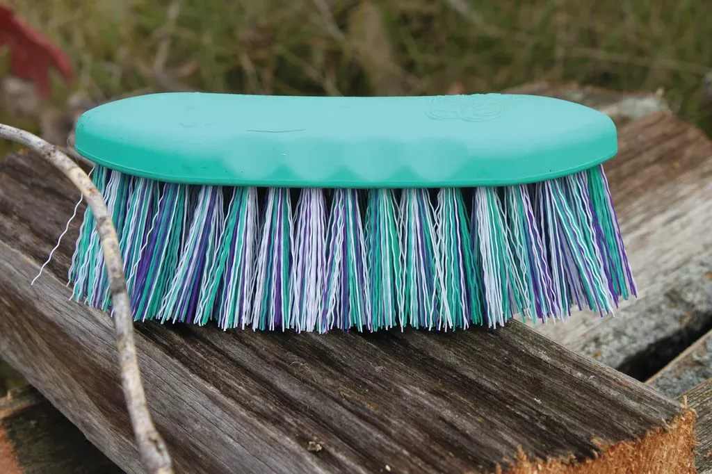 Tail Tamer’s Synthetic Large Wild Colors Brush