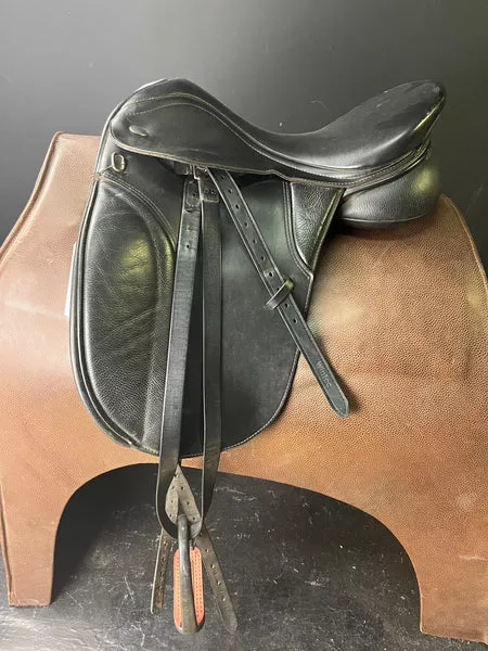 Thorowgood Dressage Saddle 17.5