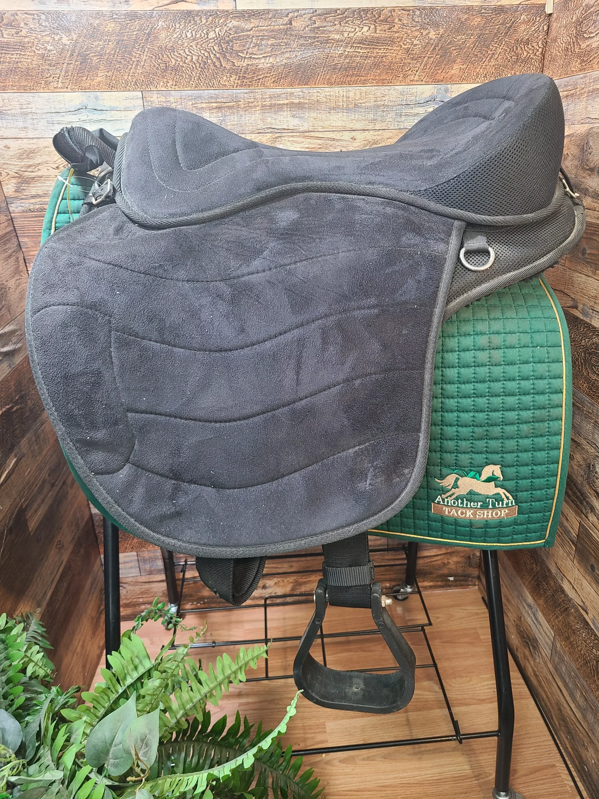 Treeless Synthetic Endurance Saddle
